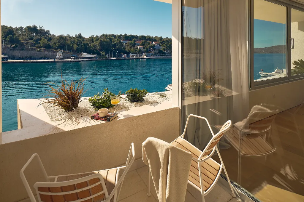 Contemporary Seaside Villa with Pool, Milna