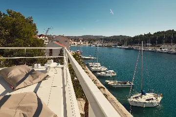 Contemporary Seaside Villa with Pool, Milna