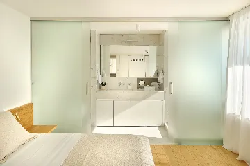 Contemporary Seaside Villa with Pool, Milna