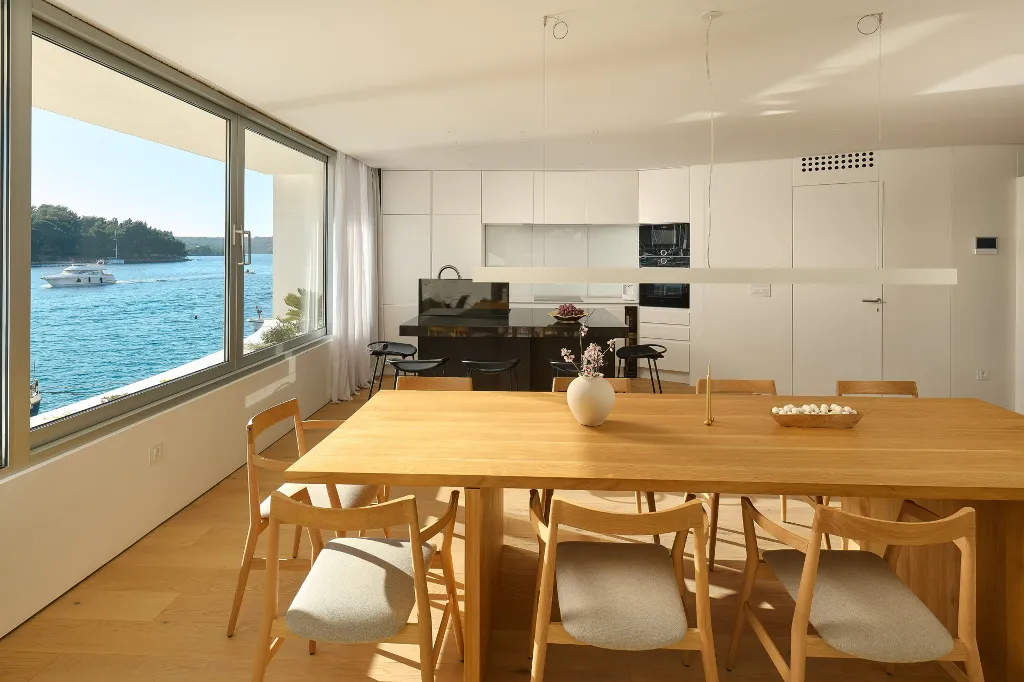 Contemporary Seaside Villa with Pool, Milna