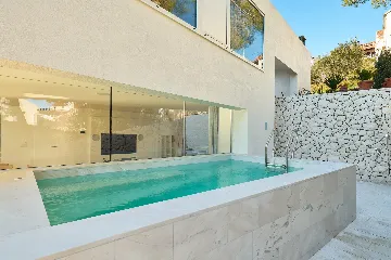 Contemporary Seaside Villa with Pool, Milna