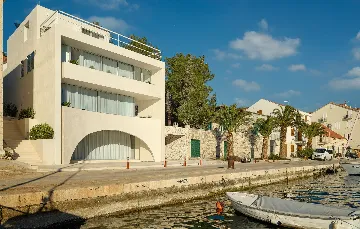 Contemporary Seaside Villa with Pool, Milna