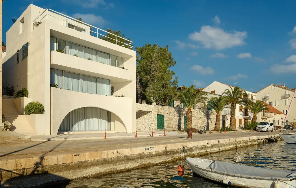 Contemporary Seaside Villa with Pool, Milna