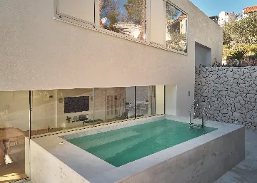 Contemporary Seaside Villa with Pool, Milna