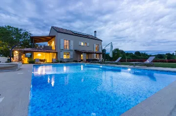 Modern Rustic Villa with Pool in Svetvinčenat