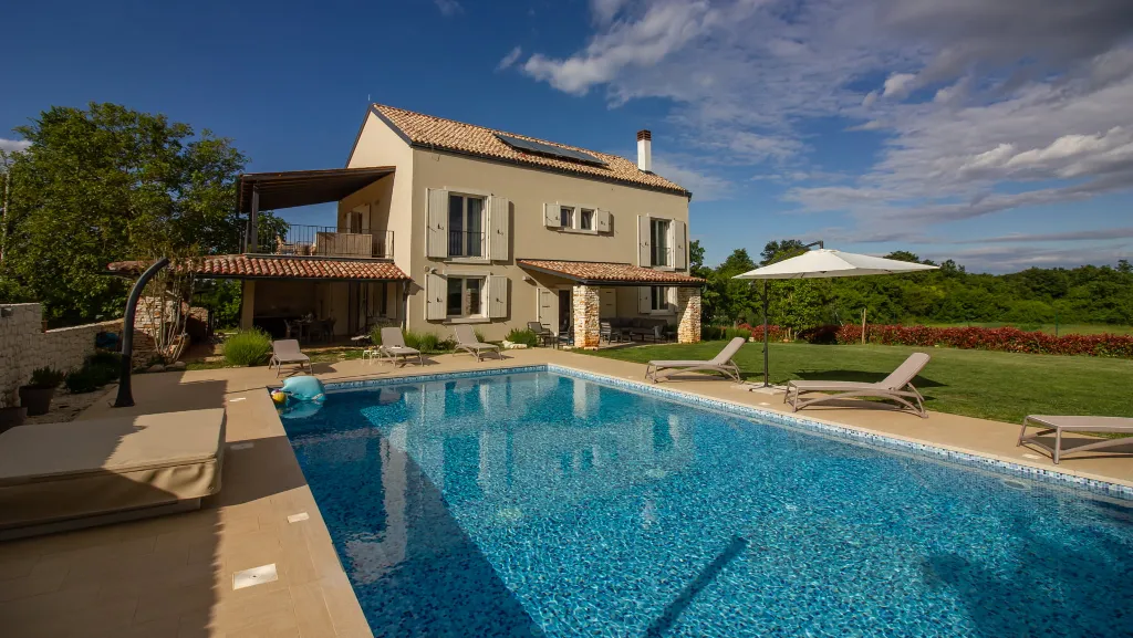 Modern Rustic Villa with Pool in Svetvinčenat