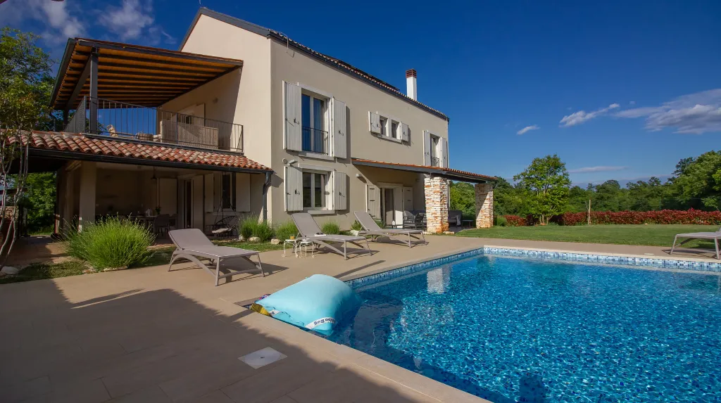 Modern Rustic Villa with Pool in Svetvinčenat