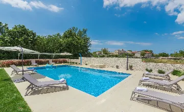 Modern Rustic Villa with Pool in Svetvinčenat