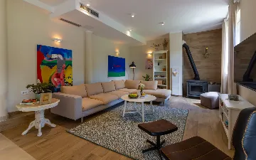 Modern Rustic Villa with Pool in Svetvinčenat