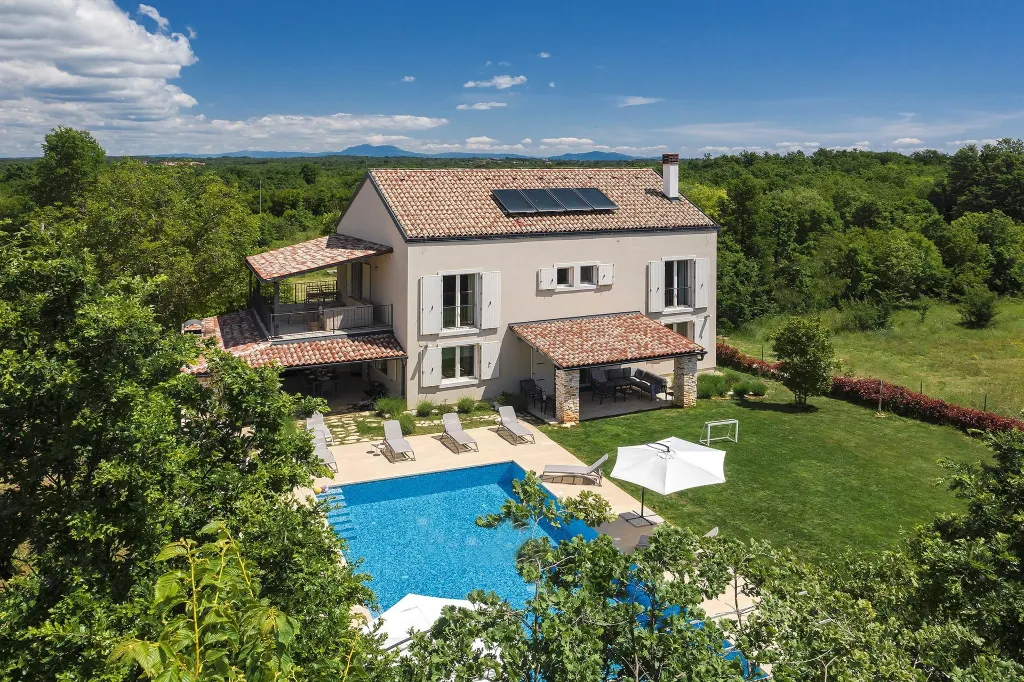 Modern Rustic Villa with Pool in Svetvinčenat