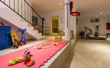 Modern Rustic Villa with Pool in Svetvinčenat