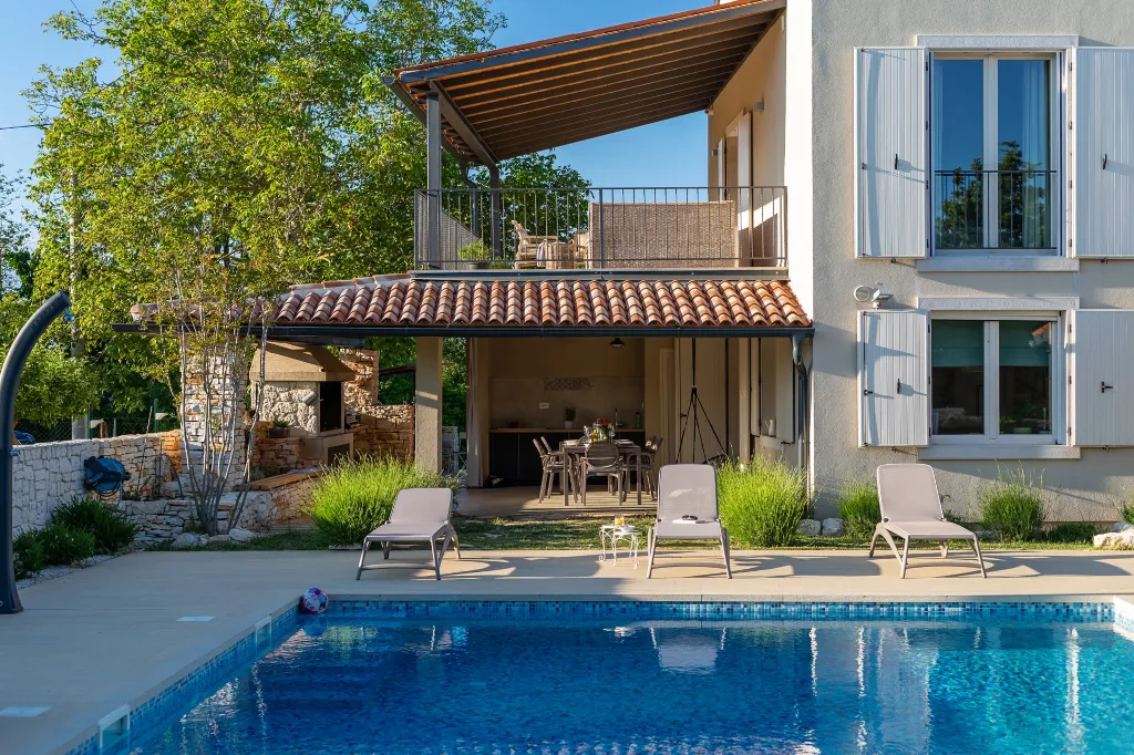 Modern Rustic Villa with Pool in Svetvinčenat