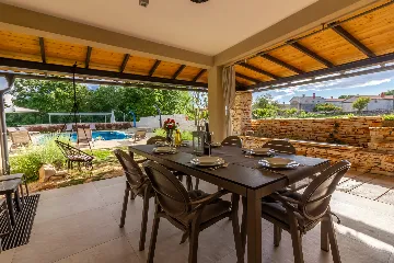 Modern Rustic Villa with Pool in Svetvinčenat