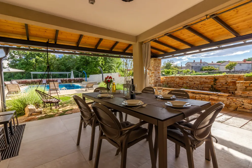 Modern Rustic Villa with Pool in Svetvinčenat
