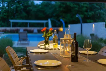 Modern Rustic Villa with Pool in Svetvinčenat