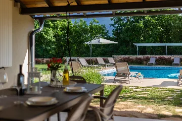 Modern Rustic Villa with Pool in Svetvinčenat