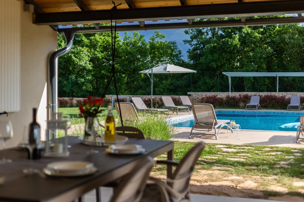 Modern Rustic Villa with Pool in Svetvinčenat