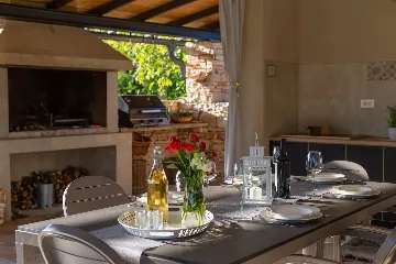 Modern Rustic Villa with Pool in Svetvinčenat