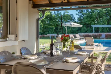 Modern Rustic Villa with Pool in Svetvinčenat