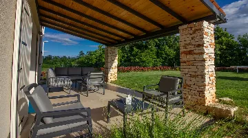 Modern Rustic Villa with Pool in Svetvinčenat