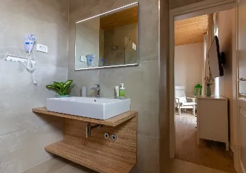 Modern Rustic Villa with Pool in Svetvinčenat