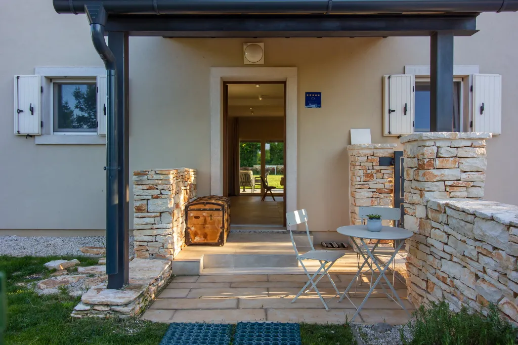 Modern Rustic Villa with Pool in Svetvinčenat