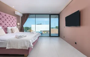 Contemporary Villa with Pool in Ližnjan