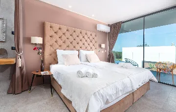 Contemporary Villa with Pool in Ližnjan