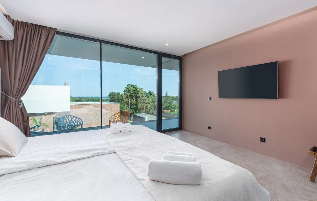 Contemporary Villa with Pool in Ližnjan