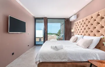 Contemporary Villa with Pool in Ližnjan