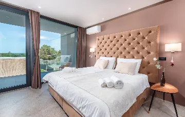 Contemporary Villa with Pool in Ližnjan