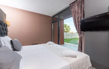 Contemporary Villa with Pool in Ližnjan