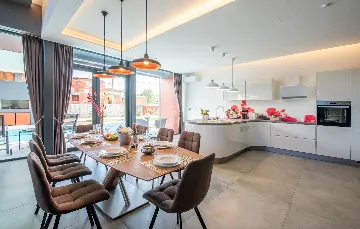 Contemporary Villa with Pool in Ližnjan