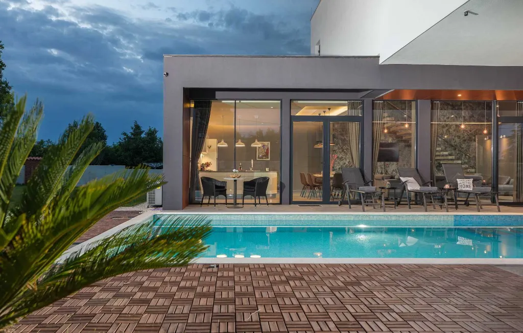 Contemporary Villa with Pool in Ližnjan