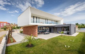 Contemporary Villa with Pool in Ližnjan