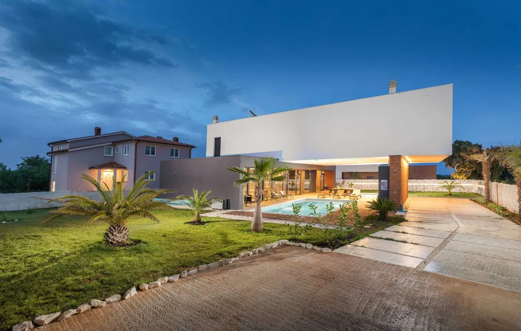 Contemporary Villa with Pool in Ližnjan