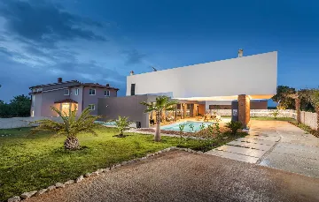 Contemporary Villa with Pool in Ližnjan