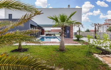 Contemporary Villa with Pool in Ližnjan