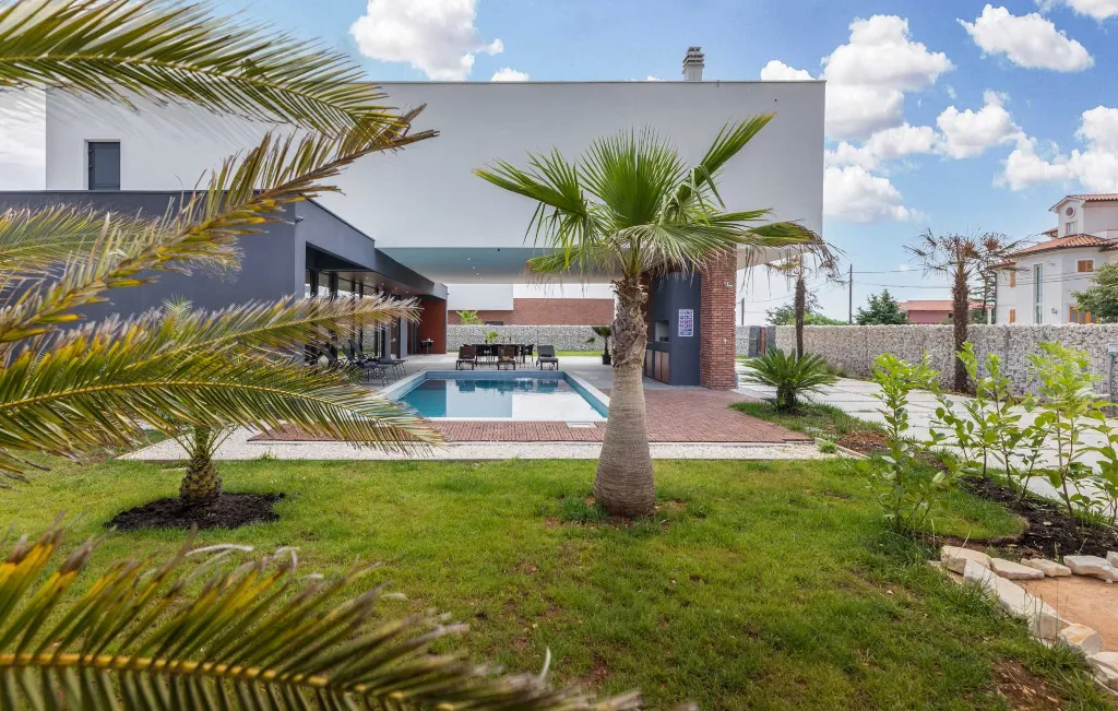 Contemporary Villa with Pool in Ližnjan