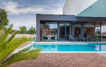 Contemporary Villa with Pool in Ližnjan