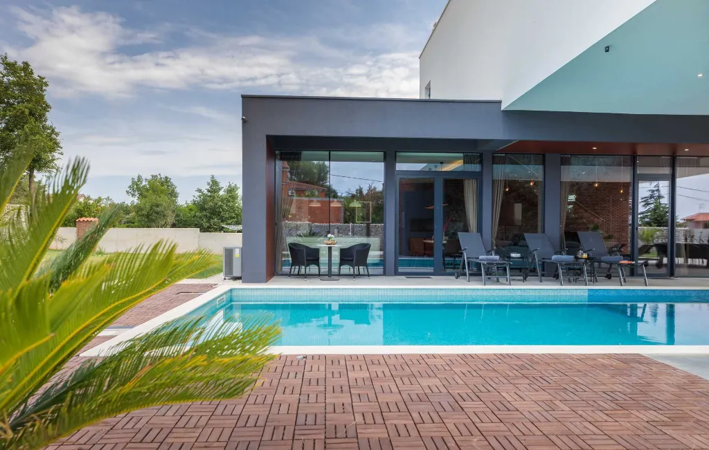 Contemporary Villa with Pool in Ližnjan