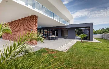 Contemporary Villa with Pool in Ližnjan
