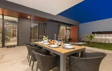 Contemporary Villa with Pool in Ližnjan