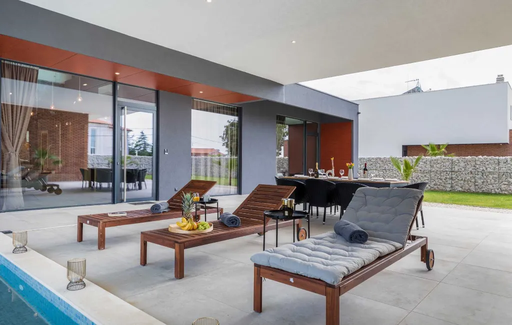 Contemporary Villa with Pool in Ližnjan