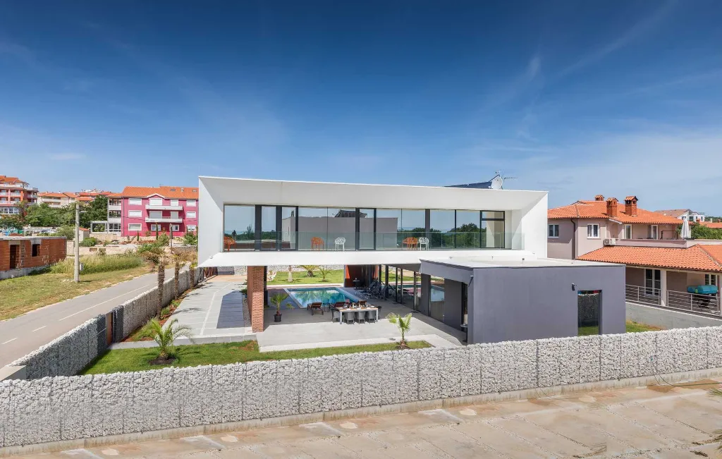 Contemporary Villa with Pool in Ližnjan