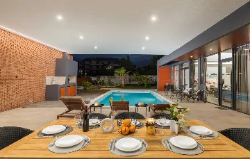 Contemporary Villa with Pool in Ližnjan