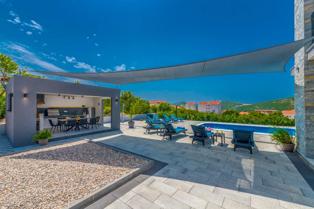 Contemporary 4-Bedroom Villa with Pool in Cavtat