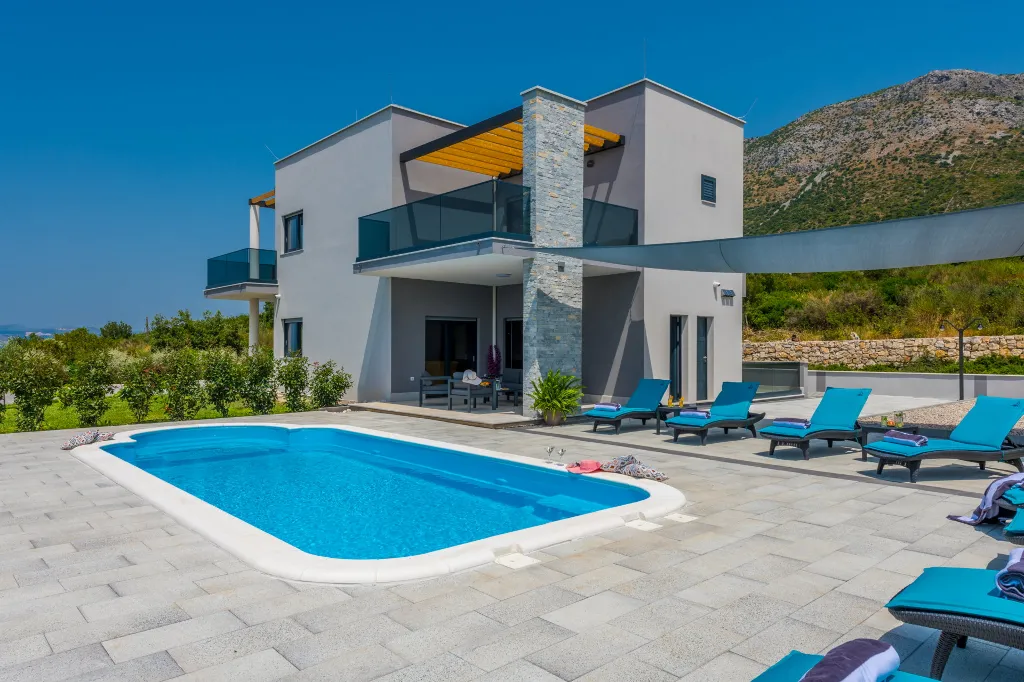 Contemporary 4-Bedroom Villa with Pool in Cavtat