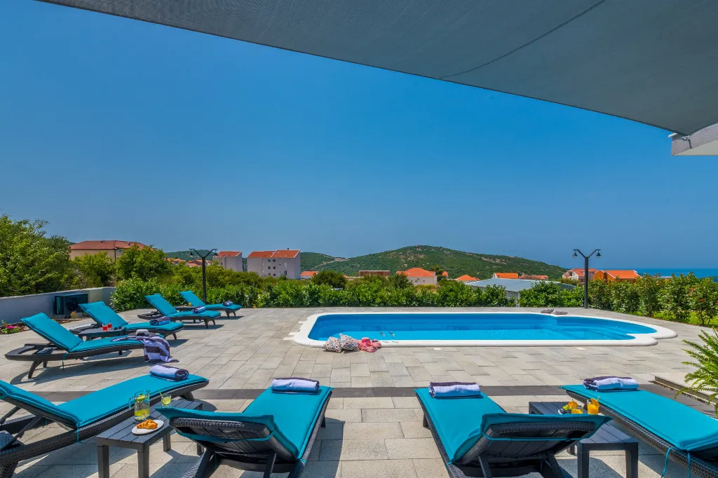 Contemporary 4-Bedroom Villa with Pool in Cavtat