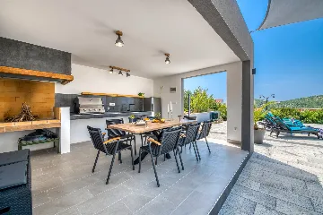 Contemporary 4-Bedroom Villa with Pool in Cavtat